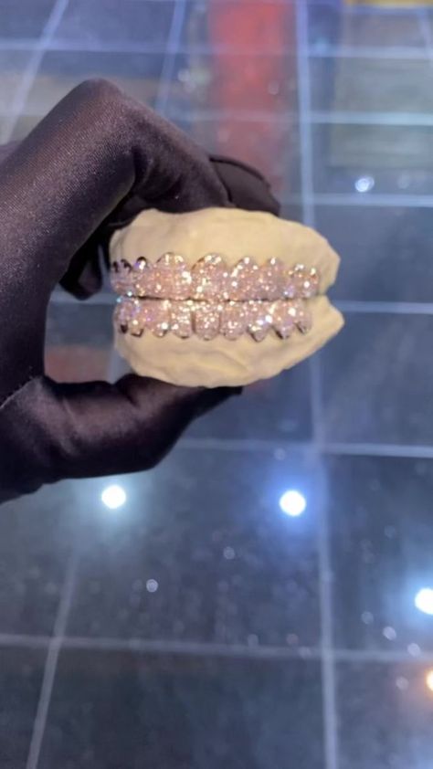 Can y’all guess who I made these #GrillzByJohnnyDang for? (hint: he’s the RAPPER OF THE YEAR) 🤔⛷️ Pullout 10x10 White Gold Flawless Princess Cut💎 Order Yours at: (832) 846-9669 #grillz #freshoutofoven #johnnydang #DiamondBoyz #fypシ | Johnny Dang & Co. | Johnny Dang & Co. · Original audio Johnny Dang, Guess Who, Princess Cut, The Year, White Gold, Audio, Canning, The Originals, Gold