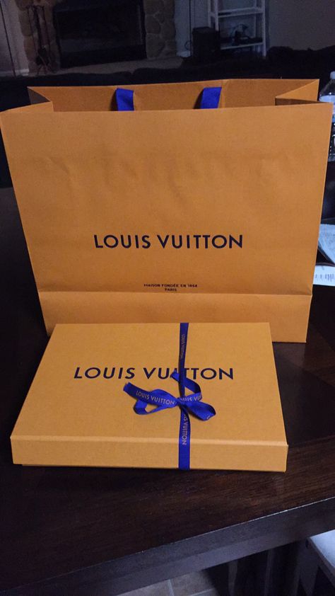 Louis Vuitton, Louis Vuitton paper bag & box.  LV 2016, eva box. Mercedes Fake Story, Paper Bag Aesthetic, Louis Vuitton Paper Bag, Medical School Quotes, Millionaire Lifestyle Luxury, Sac Louis Vuitton, Louis Vuitton Gifts, Louie Vuitton, Louis Vuitton Sarah Wallet