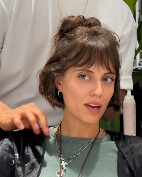 Getting my dream bob | Now I need a bob... 😯💇🏽‍♀��️ | By Tyla | Facebook Short Bob And Fringe, Micro Bob With Curtain Bangs, Dark Blonde Bob With Bangs, Cowgirl Bob Hair, Bob With Curtain Fringe, Brown Bob With Bangs, Bottleneck Bob, Cowgirl Bob, 60s Bob