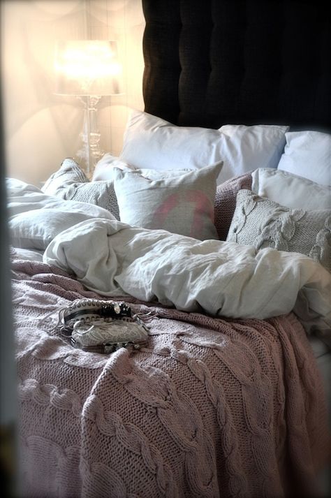 Bed With Lots Of Pillows, Unmade Bed, Comfy Bedroom, Bedroom Decor Cozy, Romantic Decor, Comfy Bed, Cozy Winter, Beautiful Bedrooms, Cozy Bed