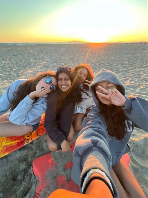 Four People Aesthetic Photos, 4 Friend Group Aesthetic, Aestethic Friends Group, 4 Girl Friend Group, Quartet Friends Aesthetic, Friend Group Of 4 Aesthetic, Friend Group Pictures 4 People, Boogie Boarding Aesthetic, 4 People Photo Ideas