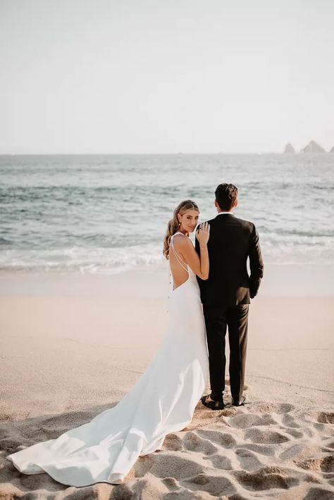 Wedding Pictures Beach, Beach Wedding Pics, Engagement Photo Shoot Beach, Sunset Beach Wedding, Sunset Beach Weddings, Wedding Portrait Poses, Sea Wedding, Romantic Ideas, Destination Wedding Photos