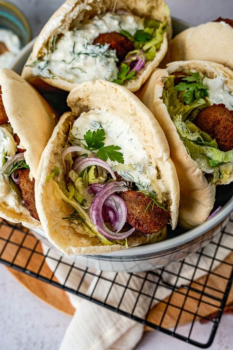 Pita falafel recept met Haydari (Fastfood Friday) 2 Falafel Pita, Pita Wrap, European Recipes, European Food, Eating Well, Pita, Feta, Diner, Meal Prep