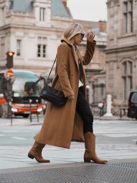 17 looks que nos muestran cómo llevar botines cowboy una y otra vez sin cansarnos jamás (y triunfar cada una de las veces) | Trendencias | Bloglovin’ Winter Boots 2022 Trends, Bota Western Look, Look Bota Western, Frye Boots Outfit, Cowboy Boots Outfit Winter, Fall Shoes For Women, How To Wear Cowboy Boots, Cute Cowboy Boots, Western Boot Outfit