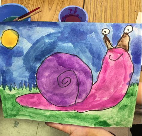 Kinders at my school are learning about snails, so they learned how to paint one in art class. 1. Students trace an old CD in the middle of a 9″ x 12″ sheet of art paper. They drew a spiral in the middle to make the shell, and then draw a snail body around it. 2. … Read More Blow Painting Art, Snail Painting, Blow Painting, Childhood Art, Snail Art, Animal Art Projects, Kindergarten Art Projects, Art Projects For Kids, Blog Art