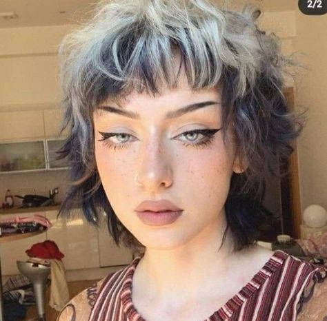 Eve Frsr, Pelo Color Borgoña, Androgynous Hair, Short Grunge Hair, Mullet Haircut, Punk Hair, Shot Hair Styles, Edgy Hair, Short Hair Color