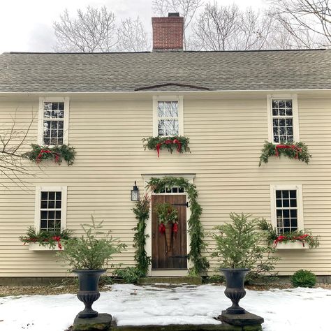 susan (@hilltowncountryhouse) • Instagram photos and videos Colonial Christmas Exterior, Colonial House Christmas Outdoor Decor, Colonial House Christmas, Christmas Exterior, Charles Faudree, Country Home Magazine, Colonial Homes, Colonial House Plans, Christmas Instagram