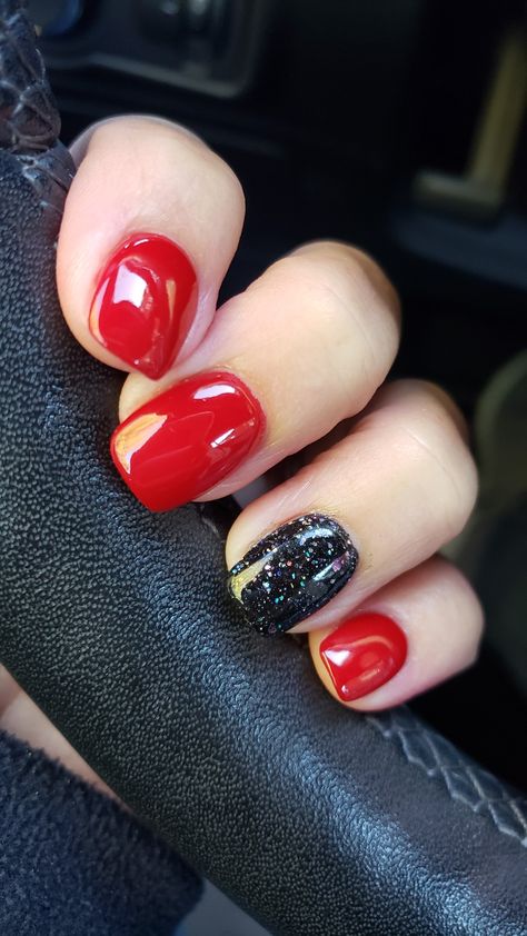 Black Nail Dipping Powder Designs, Nails Red And Black Design, Red Dip Nails Design, Short Red Dip Nails, Short Red Nails Design Sparkle, Red Nails With Black Accent Nail, Black And Red Dip Nails, Red And Black Gel Nails Ideas, Red Black Dip Nails