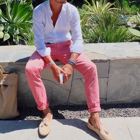 Casual Saturday Pink chino x White shirt. #mensstyle Pink Pants Outfit Casual, Mens Pink Pants, Male Teacher Outfits, Chino Shorts Outfit, Chinos Men Outfit, Pink Pants Outfit, Dress Pants Outfits, Pink Chinos, Pants Outfit Men