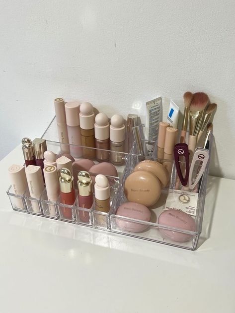 perfect-lifestyles How To Organize Makeup, Makeup Basket, Rare Beauty Blush, Makeup Collection Storage, Organize Makeup, Makeup Collection Goals, Minimalist Makeup, Doll Eye Makeup, Makeup Brush Organization