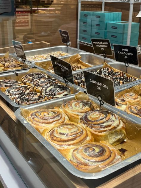 Cinnamon Rolls Business, Bakery Cafe Aesthetic, Cinnamon Roll Display, Cafe Baked Goods, Vintage Bakery Aesthetic, Cinnabon Rolls, Bakery Aesthetic, Cinnabon Cinnamon Rolls, Food Business Ideas