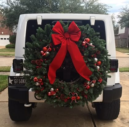 Decorate Jeep For Christmas, Real Christmas Wreaths, Jeep Wrangler Diy, Christmas Jeep, Jeep Christmas, Best Artificial Christmas Trees, Outdoor Christmas Decoration Ideas, Jeep Wheels, Christmas Things To Do