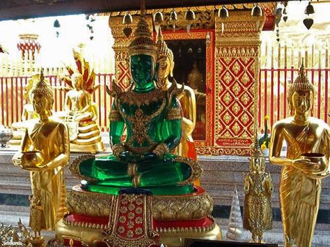 The Emerald Buddha (or official name - Phra Phuttha Maha Mani Rattana Patimakon) is the palladium of the Kingdom of Thailand, a figurine of the sitting Buddha, made of green Nephrite (rather than emerald), clothed in gold, and about 45 cm tall. It is kept in the Temple of the Emerald Buddha (Wat Phra Kaew) on the grounds of the Grand Palace in Bangkok. (...) http://en.wikipedia.org/wiki/Emerald_Buddha Wat Phra Kaew, Jade Buddha, Buddha Temple, Grand Palace, Sitting Buddha, Gif Pictures, Bangkok Thailand, Phuket, Art Videos