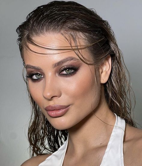 Wet Makeup Look, The Wet Look, Wet Look Hair, Wet Lips, Hair Dark, Dark Makeup, Editorial Makeup, Wet Look, Wet Hair