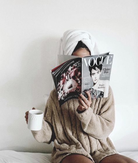 Reading Magazine, Fashion Fotografie, Photography Ideas At Home, Home Photo Shoots, Minako Aino, Instagram Baddie, Blogger Photography, Image Swag, Photographie Portrait Inspiration