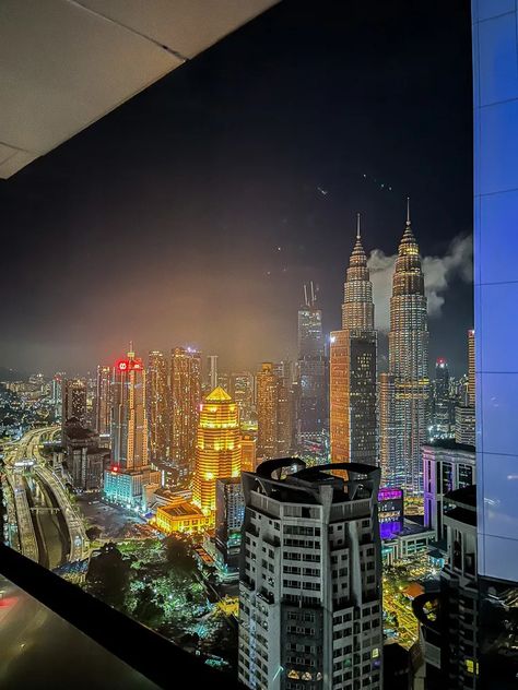 BEST Kuala Lumpur 2 Day Itinerary: How to Spend 2 Days in KL Kuala Lumpur Travel, Hotel Kuala Lumpur, Glass Bridge, Street Food Market, Petronas Towers, Taipei 101, Batu Caves, Kuala Lumpur Malaysia, Lunch To Go