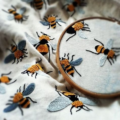 Avec M  — cafeinevitable:  Bees by Yumiko Higuchi  hand... Dress Couture, Handmade Charlotte, Bee Embroidery, Embroidery Patterns Free, 자수 디자인, Yellow And Black, Free Embroidery, Embroidery Inspiration, Diy Embroidery