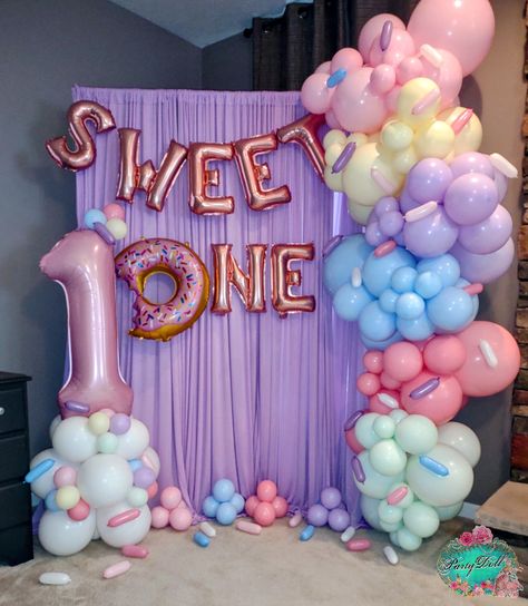 Donut Themed Balloon Garland, Two Sweet Party 2nd Birthday Balloon Arch, Sweet Themed Birthday Party Decorations, Donut Birthday Balloons, 1st Donut Birthday Party, First Donut Birthday Party, Sweets 1st Birthday Party, Donut Birthday Party Backdrop, Donut First Birthday Party Decorations