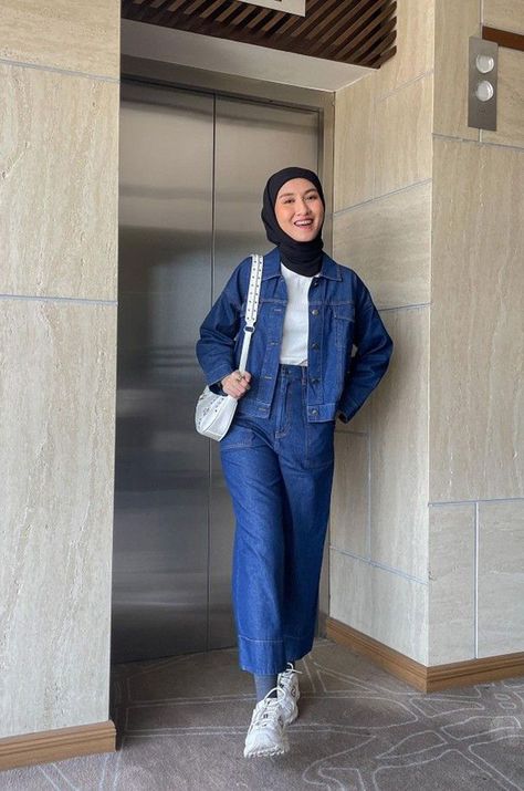 Ootd Jeans Biru Dongker Hijab Ootd Jeans, Outfit Korean Style, Outfit Korean, Muslim Fashion Hijab Outfits, Hijab Ootd, Muslim Fashion Hijab, Hijabi Outfits Casual, Hijabi Outfits, Outfit Hijab