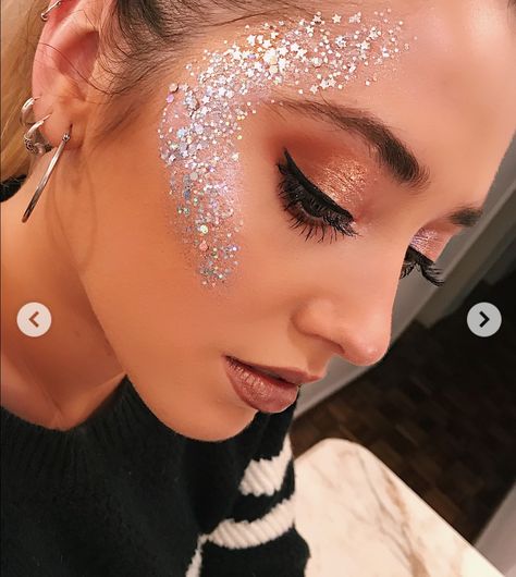 Glitter Make Up Festival Ideas, Silver Face Glitter, Glitter Face Makeup Festival, Face Glitter Ideas Festival, Rave Makeup Glitter, Face Glitter Ideas, Glitter Cheeks, Glitter Makeup Festival, Sparkles Makeup