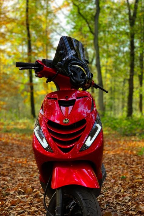 Piaggio Zip, Scooter 50cc, Scooter Custom, Cool Nike Wallpapers, Candy Red, Nike Wallpaper, Motor Scooters, Sports Bikes Motorcycles, Audi Cars