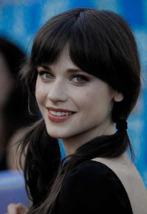 Zooey Deschanel Curtain Bangs, Zooey Deschanel No Bangs, Zoey Deschanel Make Up, Zooey Deschanel Without Bangs, Zooey Deschanel 2000s, Zooey Deschanel Blonde, Zoey Deschanel Twee, Zoe Deschanel Makeup, Characters With Bangs Halloween