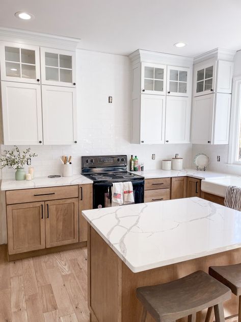 Kitchen Design Wood And White, Wood Cabinet Ideas, Wood And White Kitchen, Cabinet Ideas Kitchen, Kitchen Design Wood, 90s Kitchen, White Upper Cabinets, White Wood Kitchens, Functional Kitchen Design