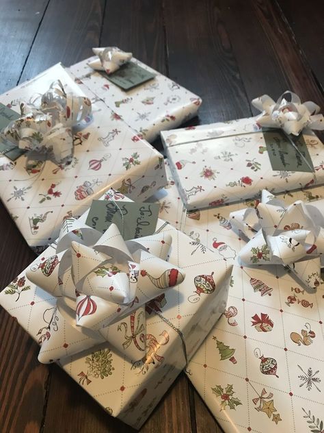 Kardashian Gift Wrapping, Wrapped Gifts Aesthetic, Christmas Gift Wrapping Aesthetic, Wrapping Presents Aesthetic, Gift Wrapping Aesthetic, Crismas Gift, Wrapping Paper Aesthetic, Diy Gifts Aesthetic, Aesthetic Birthday Gifts