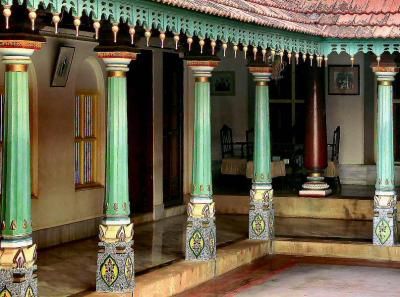 Chettinad Style House, Chettinadu Style House, Chettinad Inspired Homes, Chettinad Architecture, Chettinad Pillars, Indian Courtyard, Restaurant Balcony, Chettinad House, Wada Architecture Maharashtrian