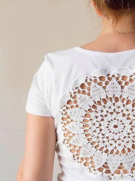 Dollie tshirt Paper Doily Crafts, Appliques Au Crochet, Vintage Upcycling, Diy Sy, Doilies Crafts, شال كروشيه, Mode Crochet, Sew Ins, Costura Diy