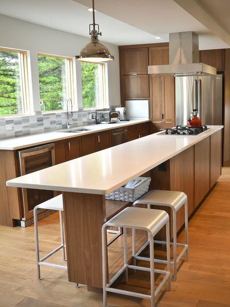 Contemporary kitchen island with seating Kitchen Island With Cooktop, Modern Kitchen Layout, Long Narrow Kitchen, Dapur Rustic, Kitchen With Long Island, Narrow Kitchen Island, Kitchen With An Island, Elegant Layout, Model Dapur