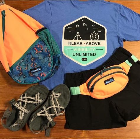 We are loving all of the bright colors Kavu has come out with in their Rope Bags, fanny packs, and t-shirts! Product: Kavu t-shirt, rope bag,& fanny pack, Patagonia Barely Baggie Shorts, and ZX2 Apex Gray Chacos. Chaco Outfits, Hicking Outfits, Granola Girl Aesthetic Outfits, Rope Bags, Granola Style, Kavu Bag, Granola Girl Aesthetic, Camping Aesthetic, Rope Bag