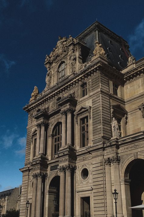 Le Louvre building up close with architectural details. Architecture Vision Board, Monuments Aesthetic, Louvre Aesthetic, Postcard Aesthetic, Inspire Photography, France Tourism, Paris Monuments, Museum Building, Board Mood