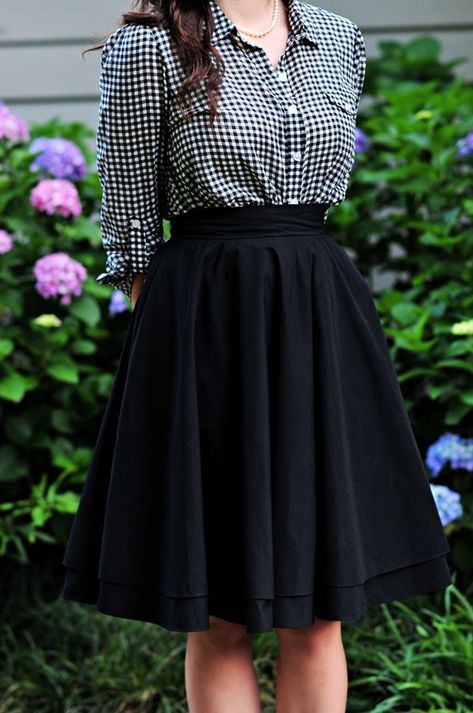 Perfect Southern Style. Gingham, Pearls, a full skirt. LOVE Stylish Skirts Fashion, Skirts Design Ideas, Southern Style Clothes, Formal Skirt Outfit, Skirt Dress Outfits, Full Skirt Outfit, Circle Skirt Outfits, Dress With Skirt, Womens Skirt Outfits