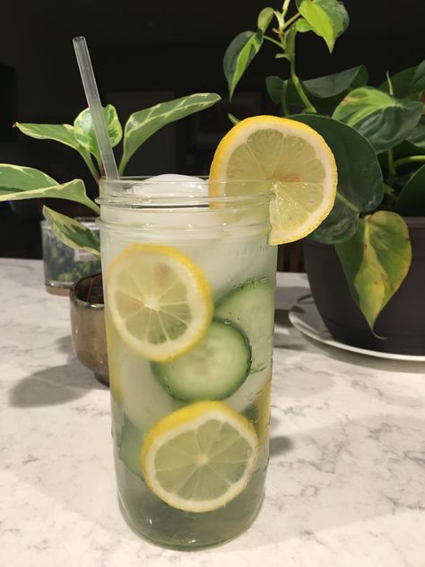 Lemon Cucumber Water With Cucumber And Lemon, Lemon Cucumber Water, Lucky Vicky, Cucumber Lemon Water, Healthy Water Drinks, Lime Water, Mint Water, Lemon Cucumber, Cucumber Water