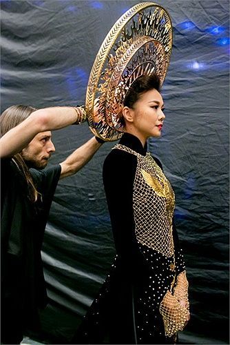 Ao Dai Headpiece, Learn Vietnamese, Vietnamese Ao Dai, Ao Dai Vietnam, Vietnamese Wedding, Visit Vietnam, Tourism Poster, Vietnamese Dress, History Activities