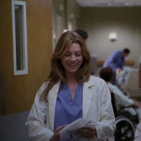 Meredith Grey Season 1 Hair, Meredith Grey Season 1, Grays Anatomy Aesthetic, Meredith Gray, Meredith Grey's Anatomy, Grey's Anatomy Doctors, Aesthetic Doctor, Medical School Life, Lexie Grey