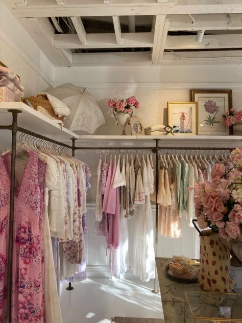 Boutique Changing Room Ideas, Inside Boutique Ideas, Small Space Boutique Ideas, Clothing Store Window Displays, Small Space Boutique, Closet Room Aesthetic, Small Botique Interiors Ideas, Shed Boutique, Boho Boutique Decor