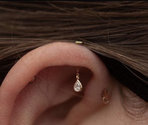 Unique cartilage placing, cartilage piercing Triangle Stacked Lobe Piercing, Helix Piercing Jewelry Unique, Hanging Helix Piercing, Chandelier Piercing, Vertical Helix Piercing, Next Piercing, Unique Piercings, Minimalist Ear Piercings, Unique Ear Piercings