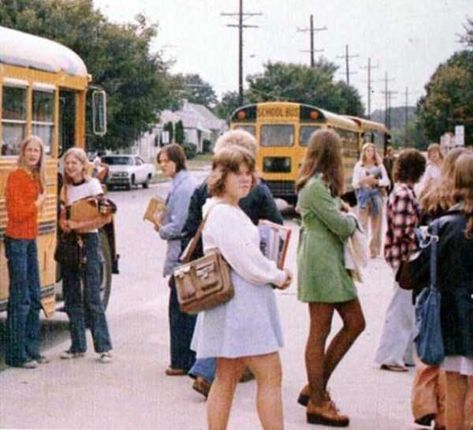 Schooldays In The 1970s | KLYKER.COM Old Days Aesthetic, Photos From The 70s, 80’s Aesthetic, 60s Aesthetic, Retro School, Behind Blue Eyes, 70s Aesthetic, 80s Vibes, 80s Aesthetic