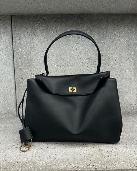 BALENCIAGA BAG 🤍 | Instagram Balanciaga Bag, Luxury Bags Collection, Free Robux, February 9, Balenciaga Bag, Next Fashion, Bag Trends, Royal Jewelry, Big Bags