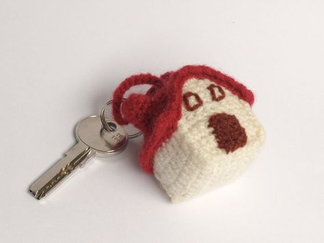 Crochet House Keychain, Cute Small Things To Crochet, Crochet Projects Aesthetic, Knit Keychain, Brown Amigurumi, Crochet Trinkets, Knitted Keychain, House Keychain, House Crochet