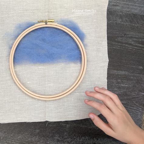 Felt Painting Tutorial, Needle Felt Embroidery, Felted Pictures Fiber Art, Flat Needle Felting Ideas, Needle Felting Embroidery Hoop, Wool Felt Painting, Needle Felted Paintings, Needle Felting On Fabric, Needle Felting Painting