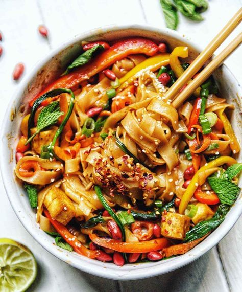 Drunken Thai Noodles (Pad Kee Mao) - Good Old Vegan Vegan Korean Bbq, Thai Noodles Recipe, Plant Based Challenge, Thai Recipes Noodles, Pad Kee Mao, Vegetarian Asian, Korean Bbq Sauce, Spicy Noodle, Vegan Noodles