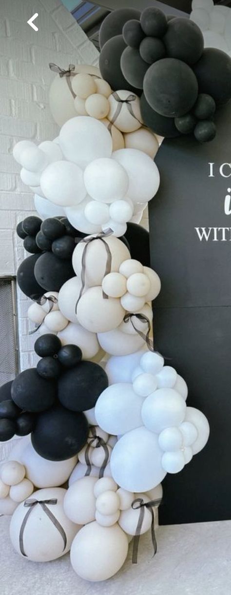 Black And Beige Birthday Decorations, 17. Geburtstag, Girly Gifts Ideas, Black Party Decorations, Classy Party, Champagne Birthday, Bow Birthday, Bridal Shower Balloons, 30th Birthday Decorations