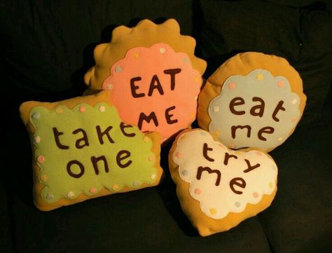 Eat me cookie throw pillows. Very nice! You can make these yourself (I'll pin the link/video later) Sewing Projects Room Decor, Alice In Wonderland Playroom, Room Ideas Disney, Wonderland Room Decor, Cookie Pillows, Disney Decor Bedroom, Wonderland Bedroom, Cottage Cushions, Alice In Wonderland Bedroom