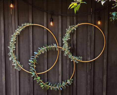 Hula Hoop Ceiling Decoration, Hoola Hoop Backdrop, Hula Hoop Backdrop, Hula Hoop Wreath, Diy Hula Hoop, Hoop Backdrop, Wreaths Crafts, Hoop Wreaths, Gypsophila Wedding