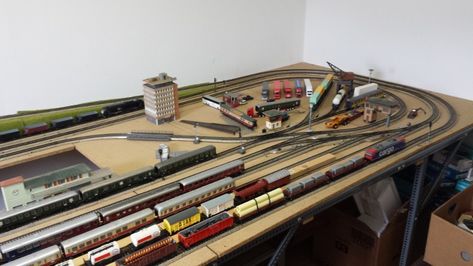 De baan van Henk (Kaleb) analoog met M-rail Train Table Layout, Car Shelf, Model Train Table, Model Railway Track Plans, Train Table, Railway Track, Wooden Ceiling, Rod Stewart, Model Train Layouts