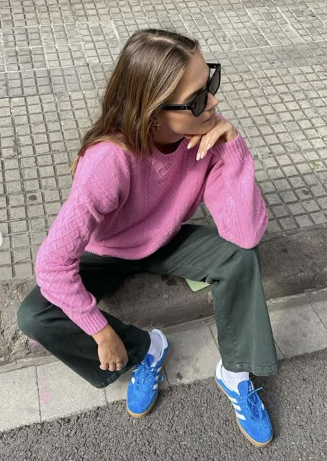 Colorful Gazelle Outfit, Winter2023 Fashion Trends, Blue Trainers Outfit, Colorful Sneakers Outfit, Blue Sneakers Outfit, Blue Shoes Outfit, Adidas Gazelle Blue, Adidas Gazelle Outfit, Adidas Samba Outfits