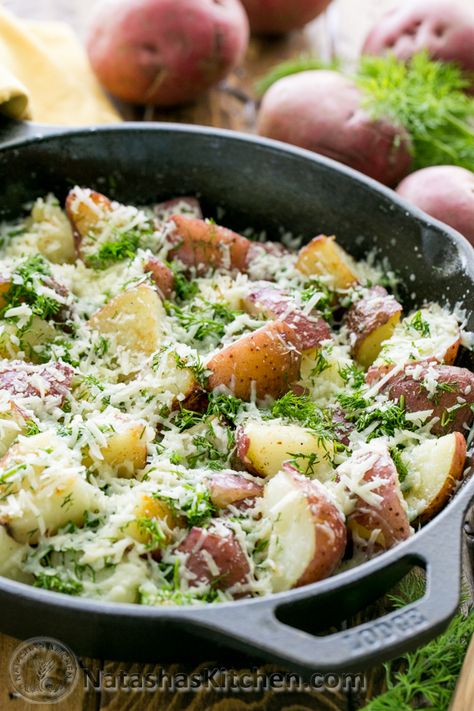 Buttered Red Potatoes with Dill (sometimes the best recipes are the simplest!) @natashaskitchen Buttered Potatoes, Potatoes With Dill, Red Potatoes Recipe, Cooking Red Potatoes, Red Potato Recipes, Roast Garlic, Quick Side Dishes, New Potatoes, Pasta Sides